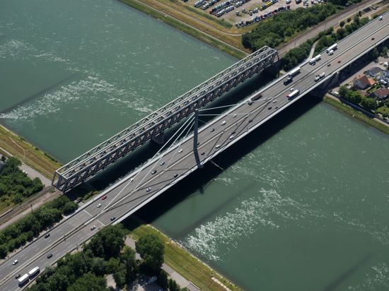 Luftbild Karlsruhe Aufnahme vom 10.06.2022
Rheinbrücke