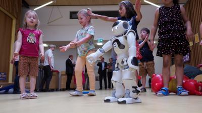 der Roboter "NAO" begleitet die Kinder in der inklusiven Kita im Lebenshilfehaus in Karlsruhe in ihrem Alltag 
