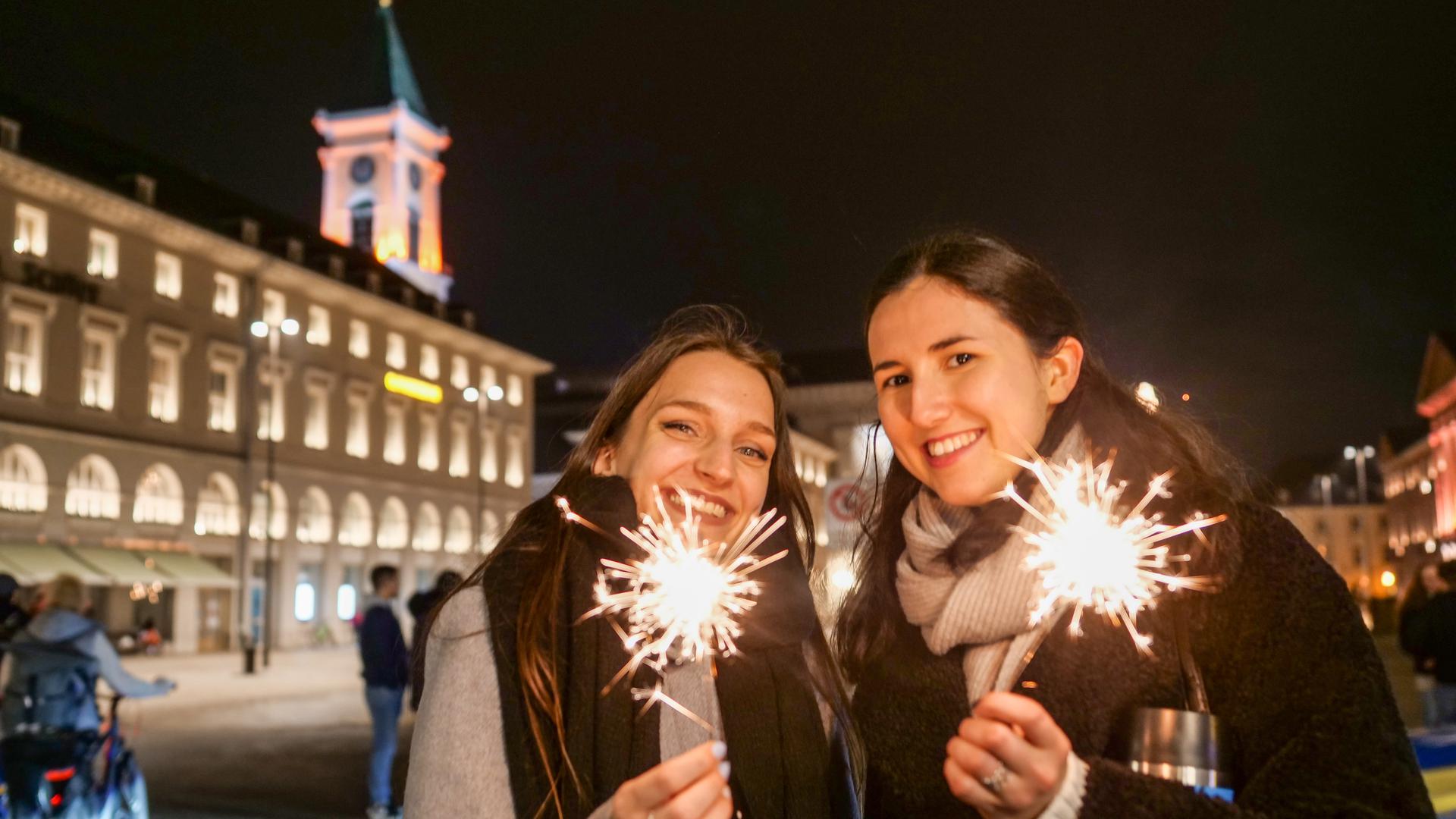 Viele Karlsruherinnen und Karlsruher sind an Silvester in die Innenstadt gekommen, um dort ins neue Jahr zu feiern.