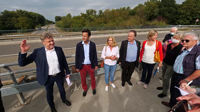 Im Gespräch mit Bürgern: Oberbürgermeister Frank Mentrup sowie die SPD-Stadträte Parsa Marvi, Irene Moser und Michael Zeh (von links) erläuterten Anwohnern den möglichen Verlauf der Anbindung an die B36.