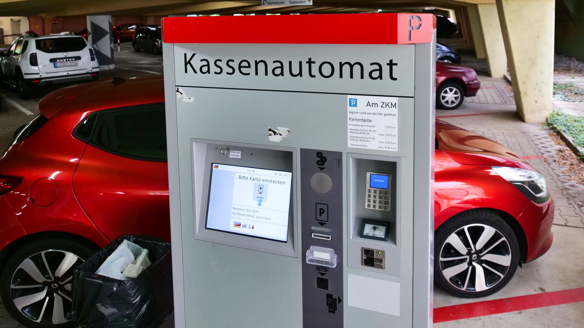 Die Schlitze für Münzen und Scheine sind verschlossen: Wie hier in der Tiefgarage am ZKM ist in den Parkhäusern der Karlsruher Fächer GmbH nur noch Kartenzahlung möglich.