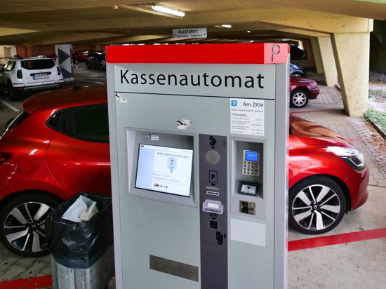 Die Schlitze für Münzen und Scheine sind verschlossen: Wie hier in der Tiefgarage am ZKM ist in den Parkhäusern der Karlsruher Fächer GmbH nur noch Kartenzahlung möglich.