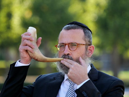 Jetzt beginnen die hohen Feiertage: Rabbiner Mordechai Mendelson bläst zum jüdischen Neujahr das Widderhorn.