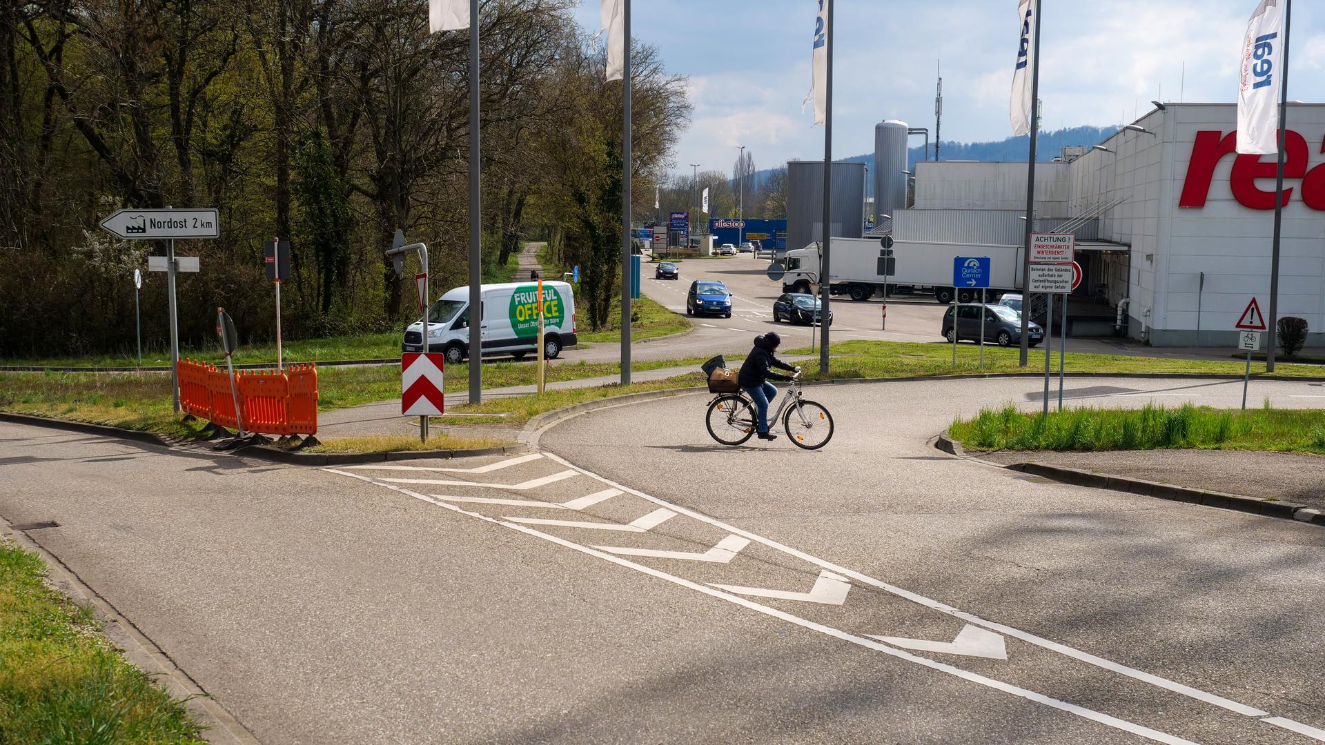 8.4.2021 verbesserte Situation für Fahrradfahrer an der Elfmorgenbruchstraße beim Durlach Center