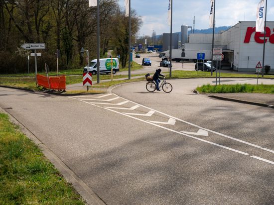 8.4.2021 verbesserte Situation für Fahrradfahrer an der Elfmorgenbruchstraße beim Durlach Center