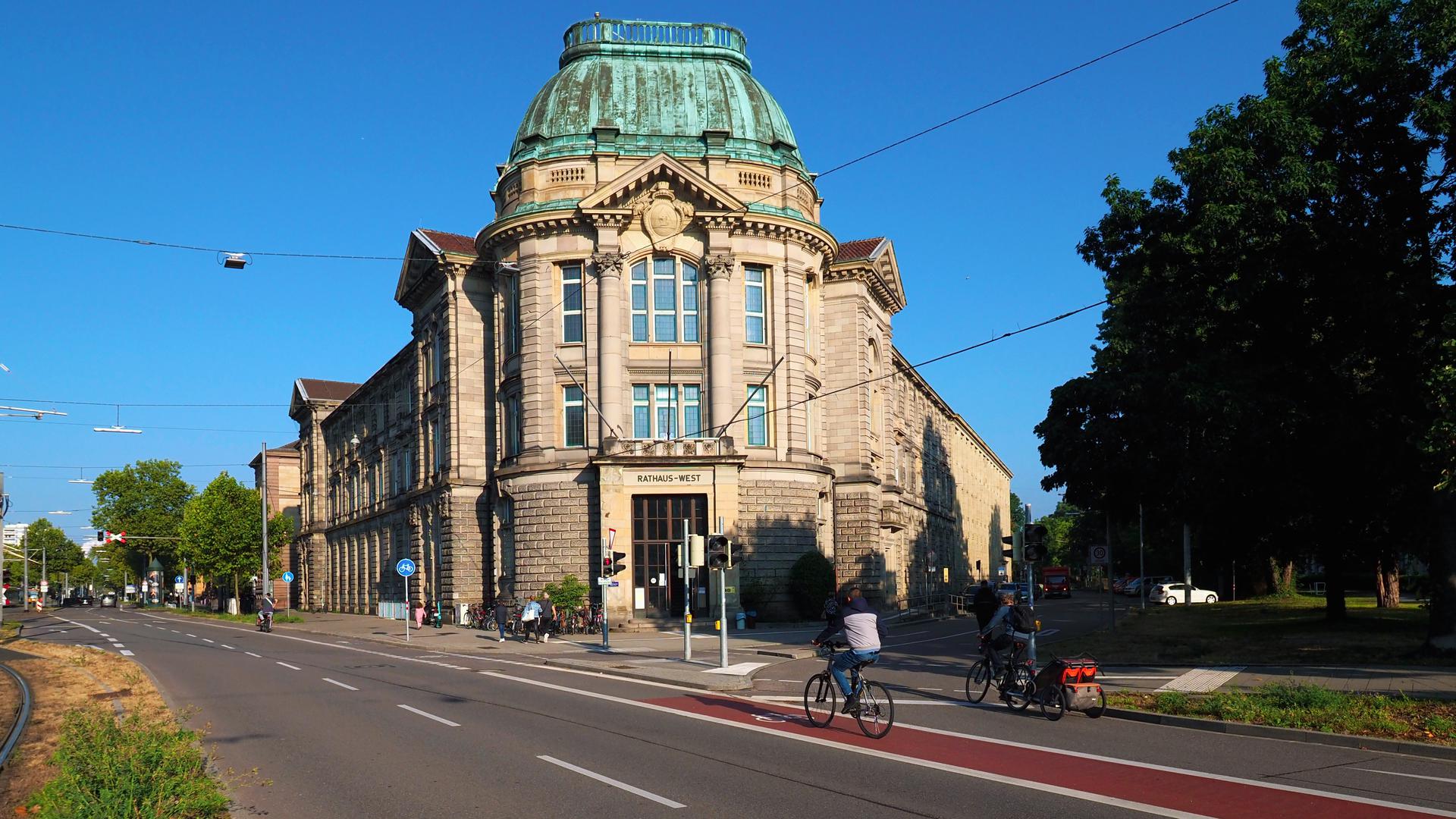 Im Karlsruher Rathaus West werden neu ankommende Ukraine-Flüchtlinge übergangsweise untergebracht. 