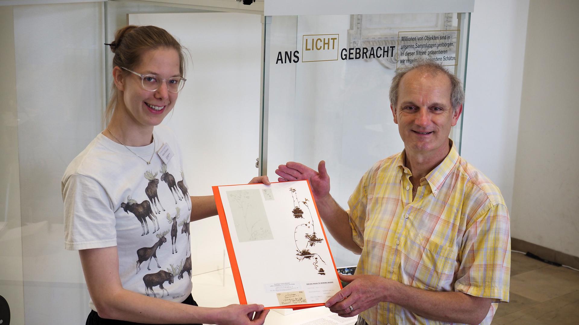 7.6.2023 Helena Klöckener und Niko Schröder mit dem Sponheimer Steinbrech im Staatlichen Naturkundemuseum Karlsruhe