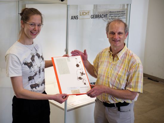 7.6.2023 Helena Klöckener und Niko Schröder mit dem Sponheimer Steinbrech im Staatlichen Naturkundemuseum Karlsruhe