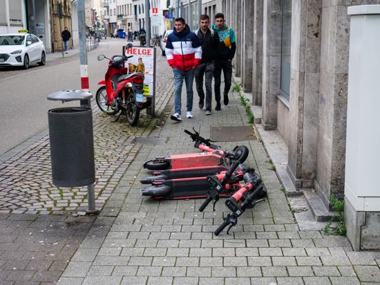 Abgestellte Scooter blockieren oftmals Fussgaenger- oder Radwege wie hier am Zirkel in Karlsruhe