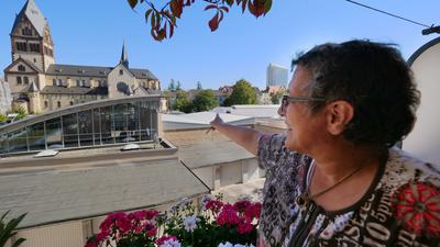 Amina Fritz überblickt von ihrem Balkon in der Körnerstraße den nördlichen Teil des geplanten Bauprojekts „Sophien-Carrée“ mit der Verkaufshalle des Autohauses Eberhardt und der katholischen Kirche St. Bonifatius.