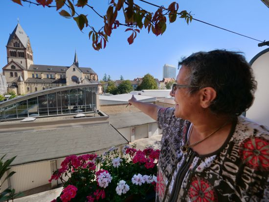 Amina Fritz überblickt von ihrem Balkon in der Körnerstraße den nördlichen Teil des geplanten Bauprojekts „Sophien-Carrée“ mit der Verkaufshalle des Autohauses Eberhardt und der katholischen Kirche St. Bonifatius.