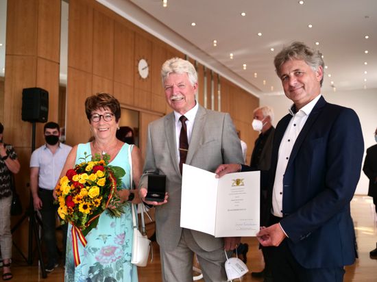 Verleihung der Staufermedaille an Dieter Eger ( mit seiner Ehefrau ) durch OB Mentrup