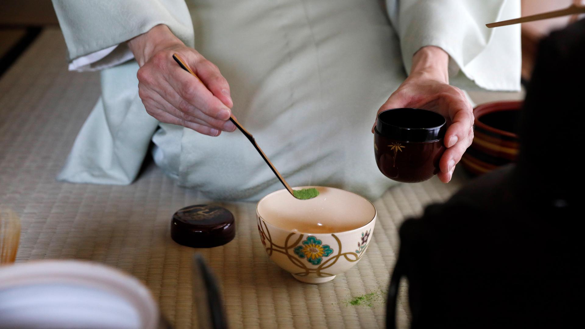 Japanische Teezeremonie: Mit edlem Besteck wird das grüne Matcha-Pulver in die Teeschale gefüllt. Im japanischen Teehaus im Karlsruher Stadtgarten wird das Ritual regelmäßig praktiziert.