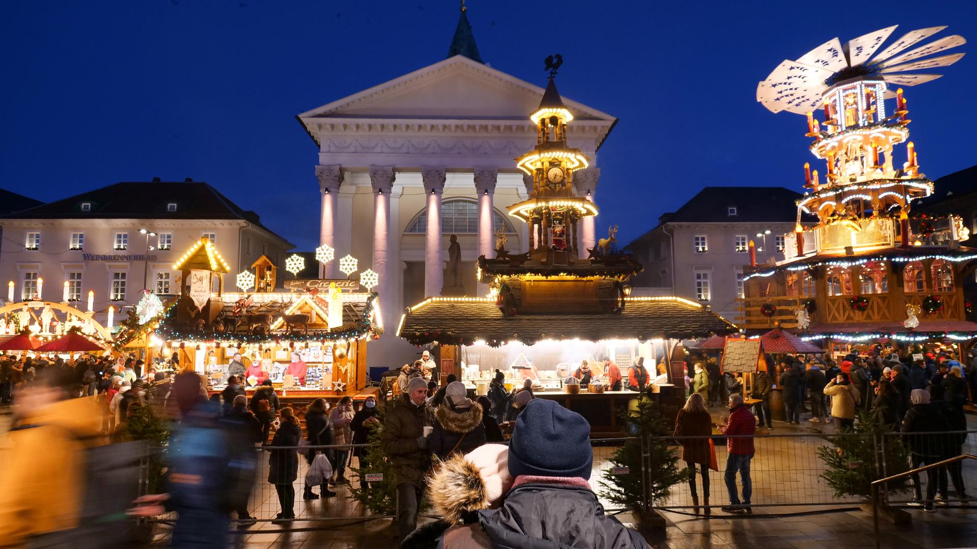 Weihnachtszauber in der City: In die Budenstadt am Marktplatz zog es am Samstagabend zahlreiche vor allem junge Leute. 