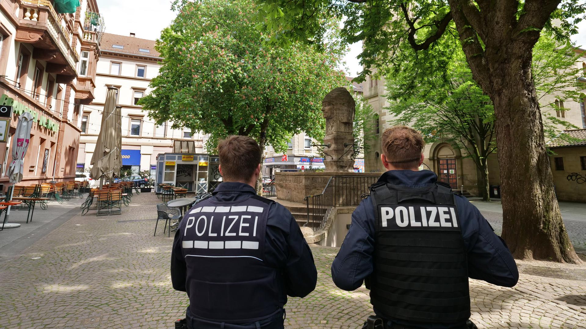 Zwei Polizisten auf dem Werderplatz in der Karlsruher Suedstadt