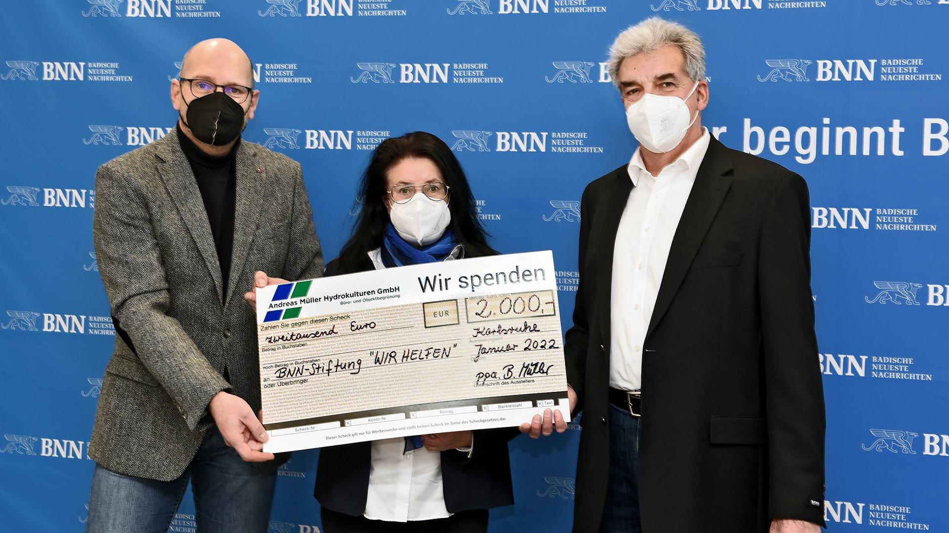 Scheckübergabe: Eine Spende zugunsten der BNN-Stiftung „Wir helfen“ nahm BNN-Redakteur Wolfgang Voigt (links)  aus den Händen von Andreas und Birgitt Müller entgegen.