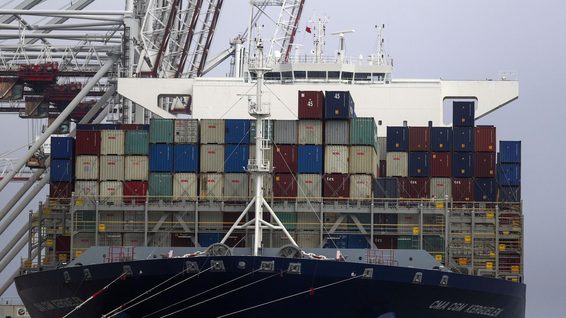 Ein Frachtschiff liegt im Containerhafen. Seit Mitternacht ist Großbritannien nicht mehr Mitglied des EU-Binnenmarktes und der Zollunion. +++ dpa-Bildfunk +++