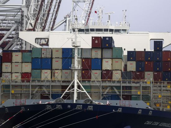 Ein Frachtschiff liegt im Containerhafen. Seit Mitternacht ist Großbritannien nicht mehr Mitglied des EU-Binnenmarktes und der Zollunion. +++ dpa-Bildfunk +++