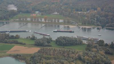 Schiffe auf dem Rhein von oben