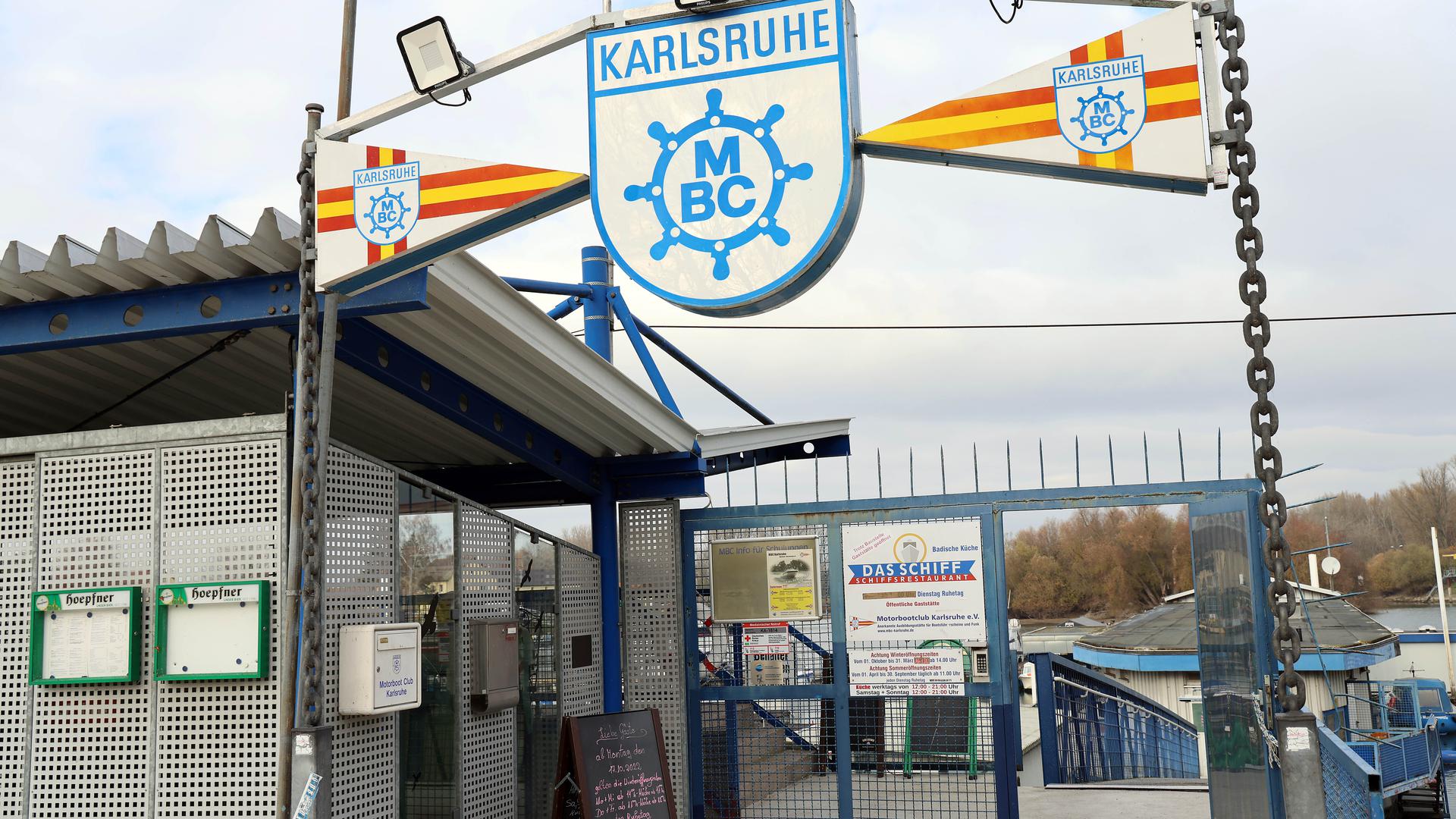 Der Eingang zum Clubschiff und Restaurant im Yachthafen in Karlsruhe.