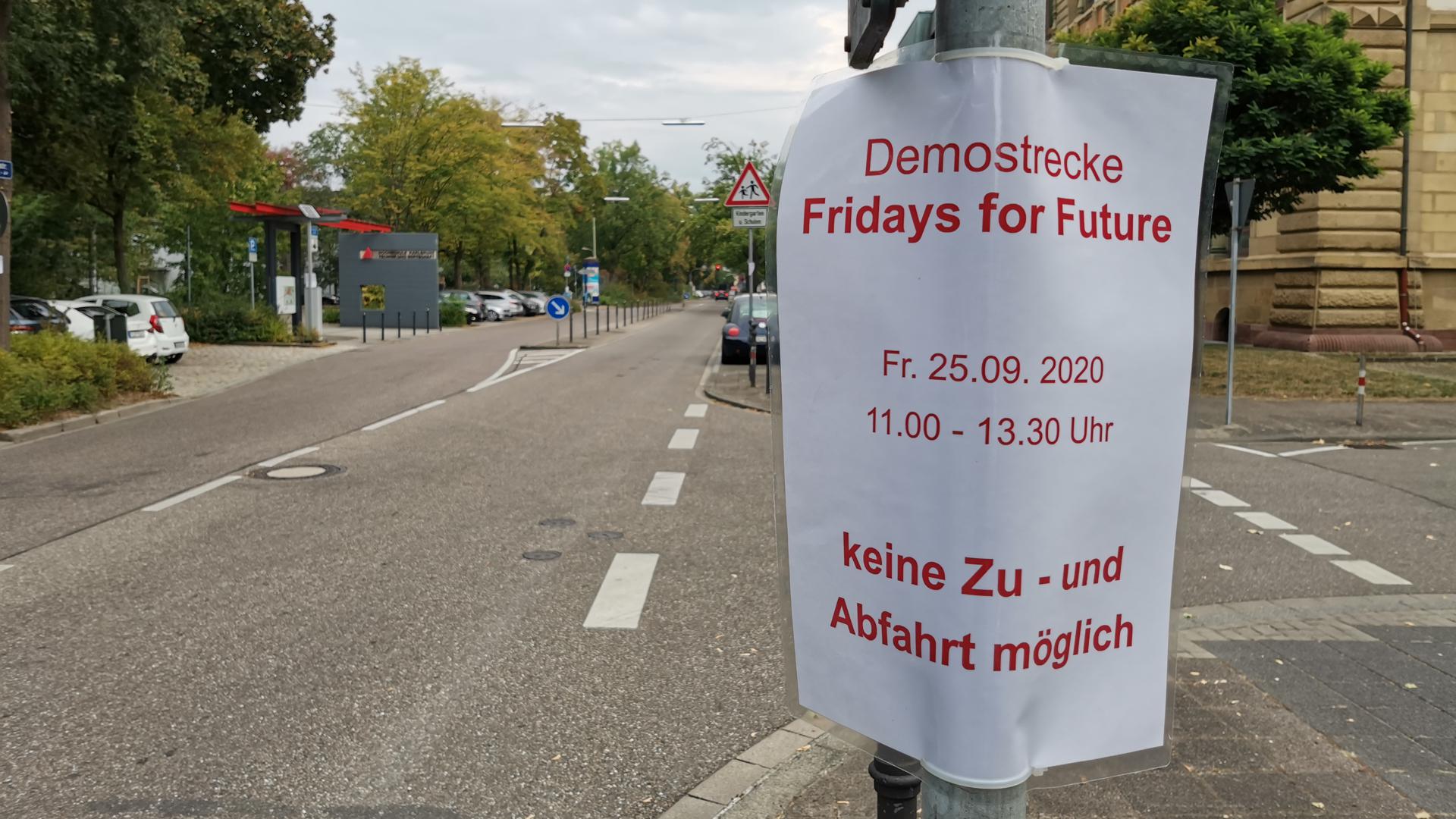 Auf einem ausgedruckten Blatt, das an einem Straßenschild hängt, steht: „Demostrecke Fridays for Future – Keine Zu- und Abfahrt möglich.“