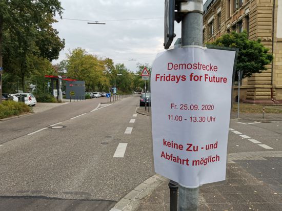 Auf einem ausgedruckten Blatt, das an einem Straßenschild hängt, steht: „Demostrecke Fridays for Future – Keine Zu- und Abfahrt möglich.“