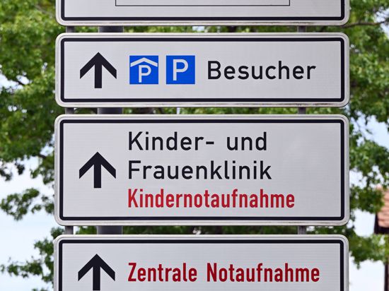 Hinweisschilder zum Städtischen Klinikum Karlsruhe