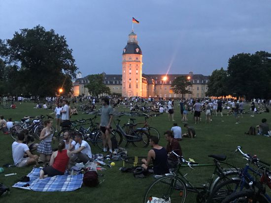 Feierstimmung: Mehrere hundert junge Leute halten sich am Samstag Abend in ausgelassener Stimmung im Schlossgarten auf. Die Polizei wird sie später zum Verlassen des Geländes auffordern.