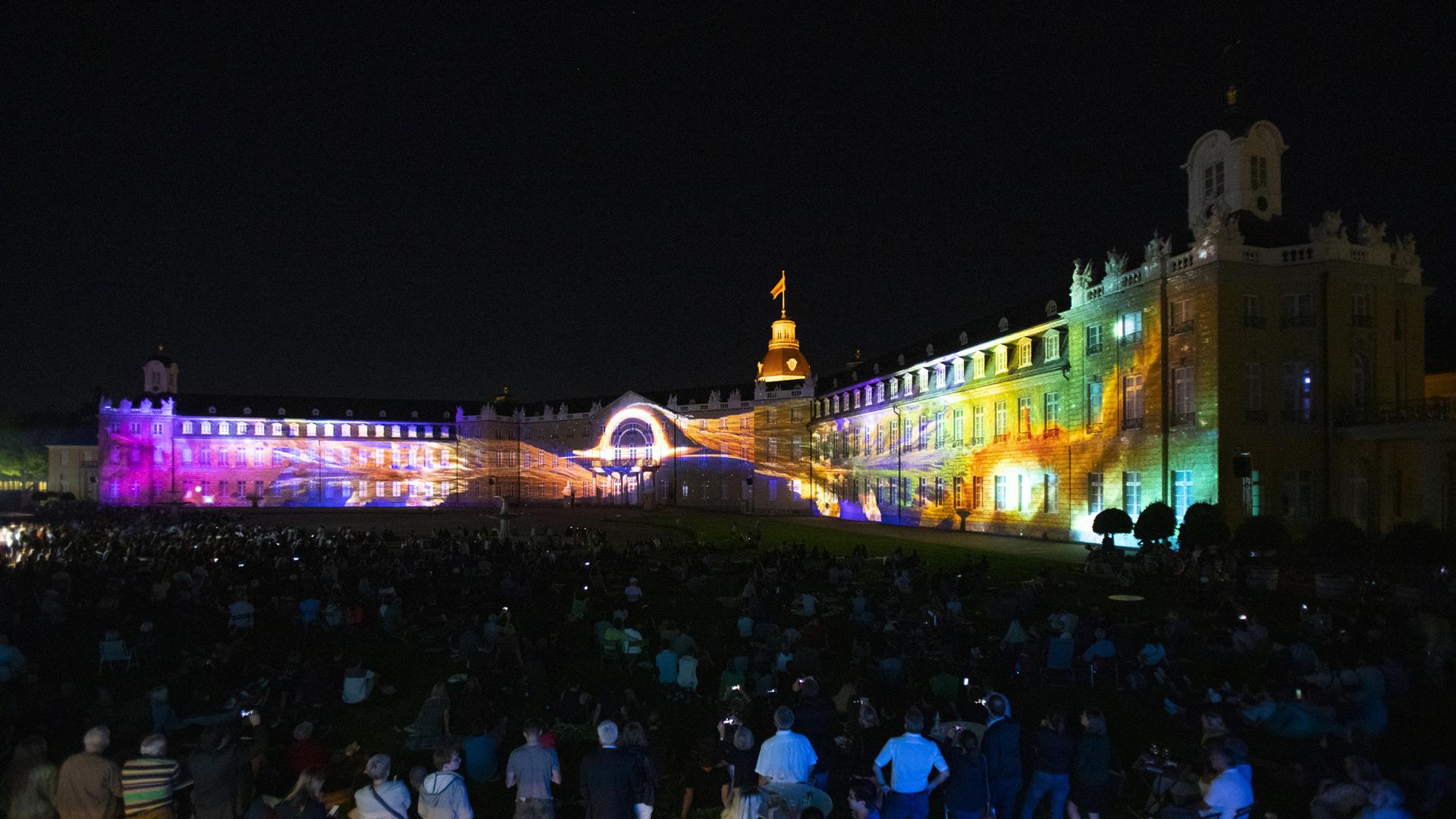 In den vergangenen Jahren strömten regelmäßig tausende von Besuchern vor das Schloss, um den spektakulären Illuminationen beizuwohnen.