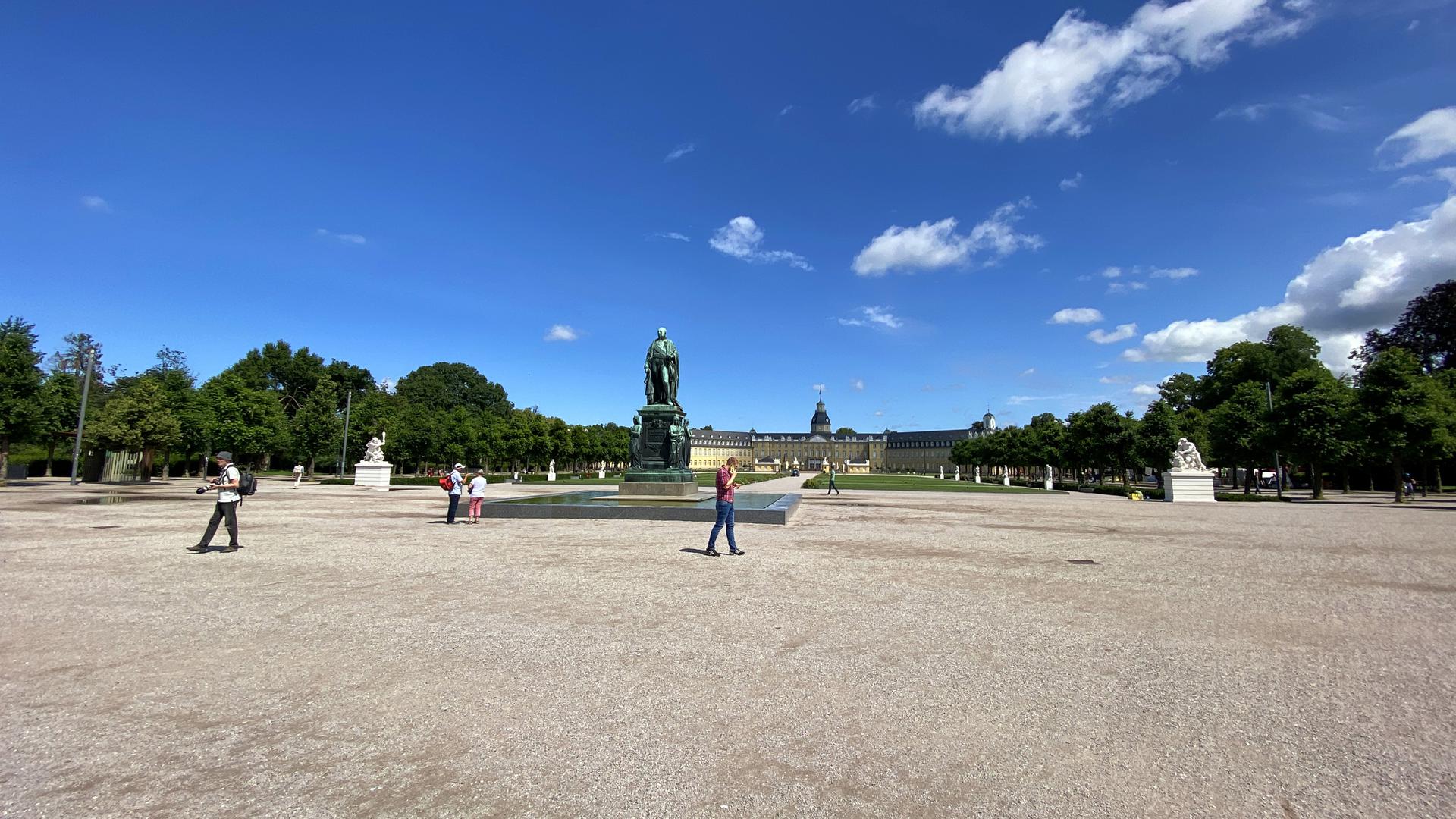Weit und breit kein Klo: Das stört manche Besucher des Karlsruher Schlossplatzes.
