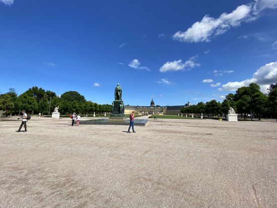 Weit und breit kein Klo: Das stört manche Besucher des Karlsruher Schlossplatzes.