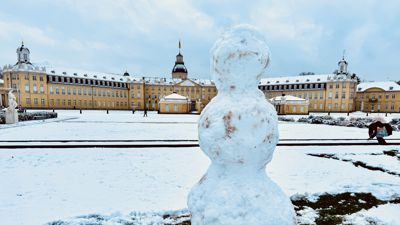 Vor dem Karlsruher Schloss entsteht ein Schneemann.