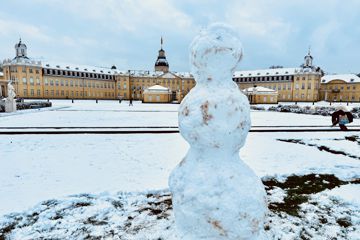 Vor dem Karlsruher Schloss entsteht ein Schneemann.