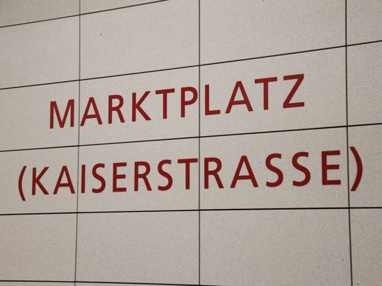 Ein Schriftzug am Bahnsteig der U-Strab-Haltestelle Marktplatz