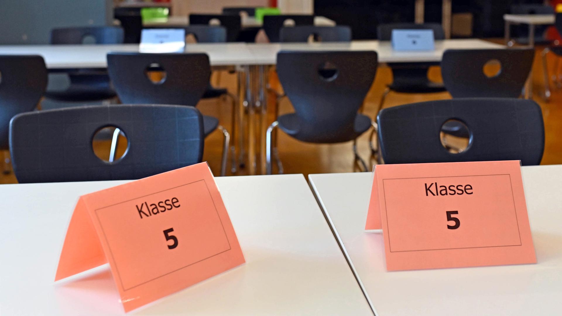 Im Max-Planck-Gymnasium Karlsruhe sind in der Mensa in Corona-Zeiten die Tische mit den jeweiligen Klassenverbänden gekennzeichnet.