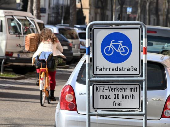 In der Karlsruher Sophienstraße fährt eine Radfahrerin durch eine Fahrradstraße.