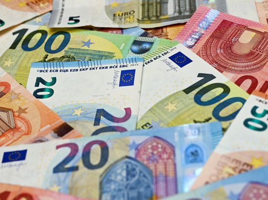 Karlsruhe auf Sparkurs - Eurobanknoten liegen auf einem Tisch 