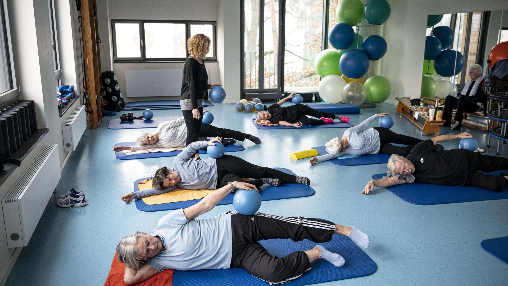 Anke von Popowski, Trainerin im Sport-Gesundheitspark Berlin-Zehlendorf, betreut die Teilnehmer bei ihren Übungen. (zu dpa "Nach dem Krebs wieder auf die Beine kommen - wie Sport hilft") +++ dpa-Bildfunk +++