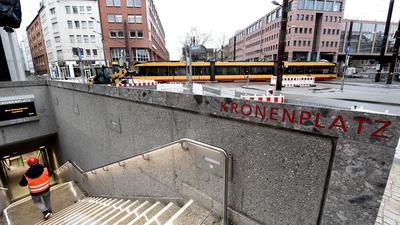 Bald fahren die Bahnen am Kronenplatz auch unterirdisch. Die U-Haltestelle hat insgesamt drei Eingänge.