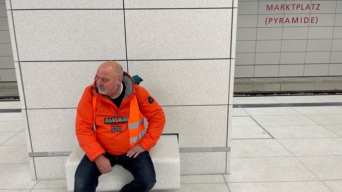Probesitzen auf dem Bahnsteig: BNN-Fotograf Rake Hora testet die neuen Sitzgelegenheiten.