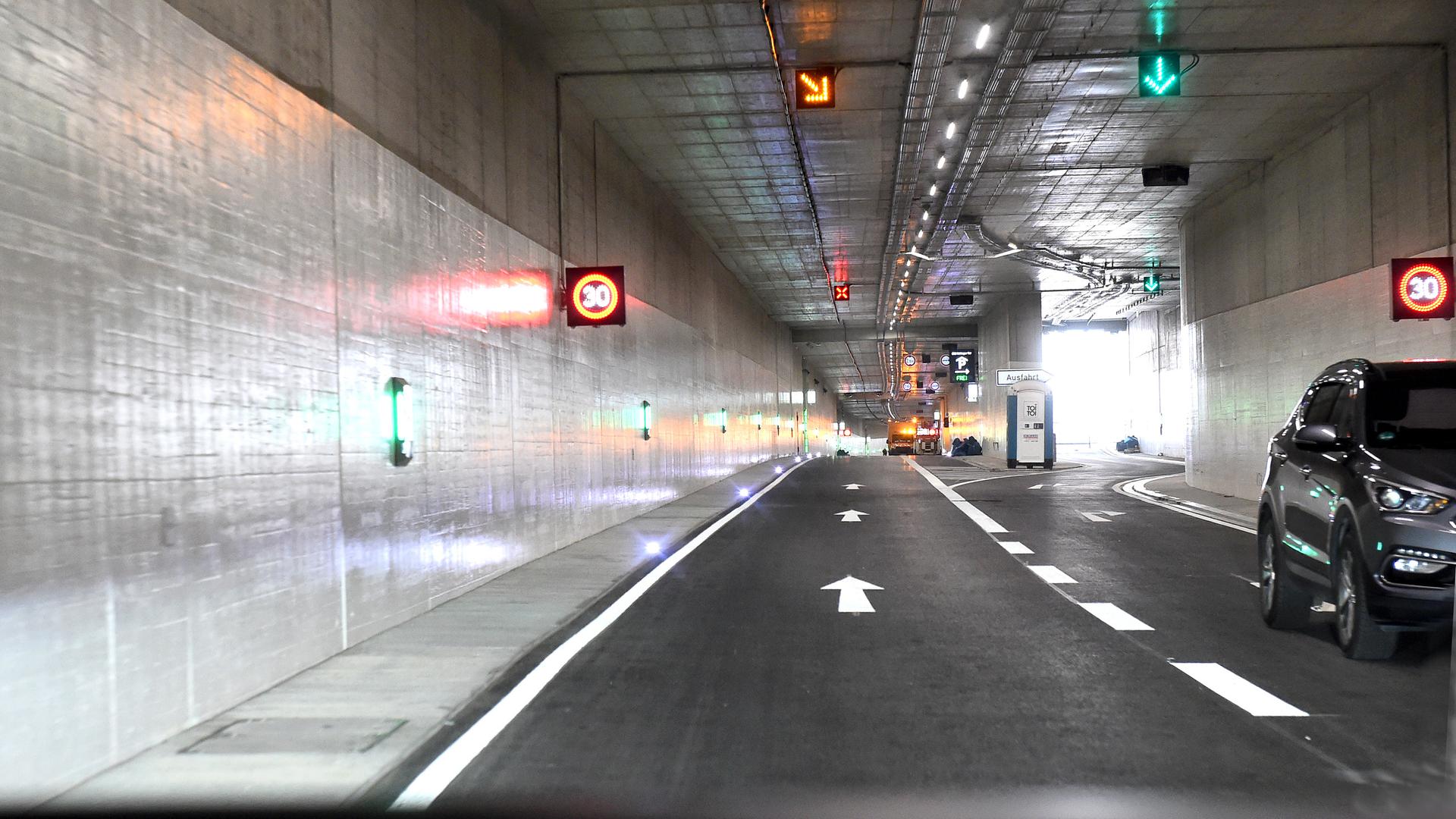 29.03.2022 Vorläufige Durchfahrt im neuen Stadttunnel unter der Kriegsstraße. Abschließende Bauarbeiten