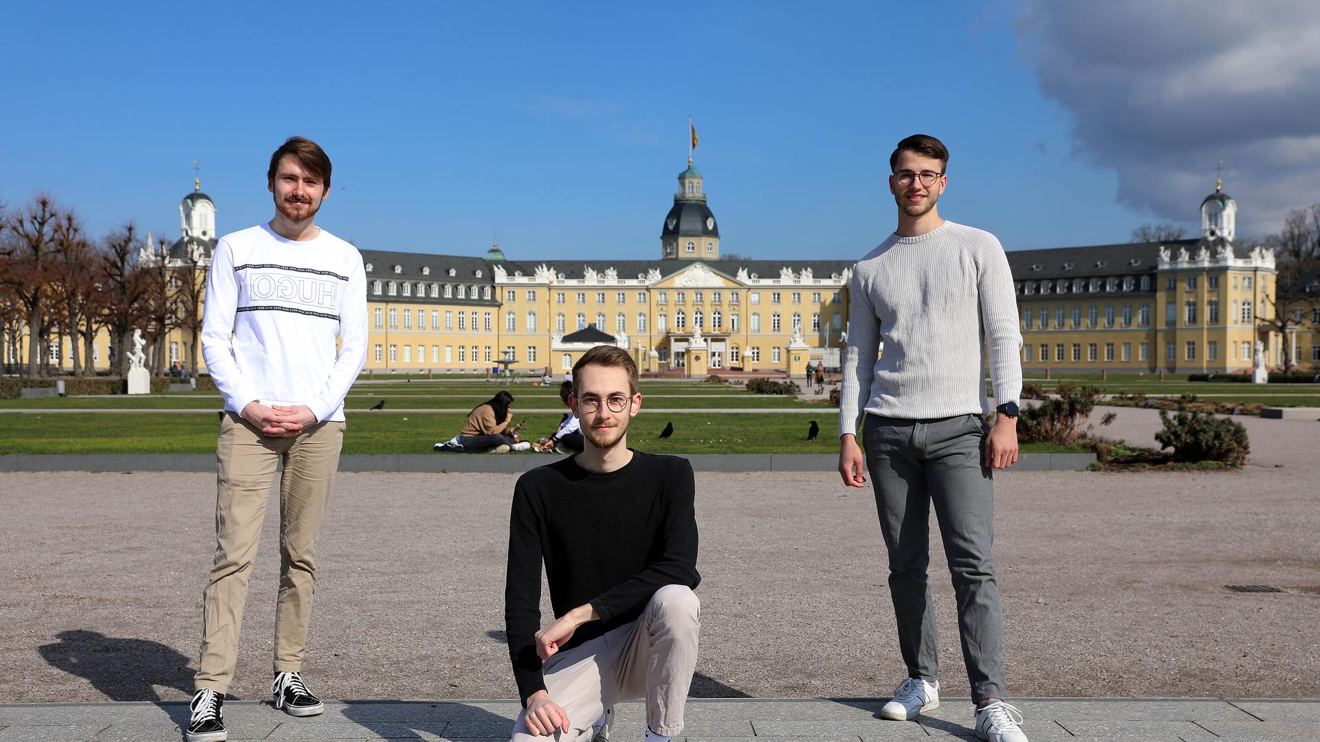 Janek Wunderlich, Marcel Bechler und Tristan Otto vor dem Karlsruher Schloss