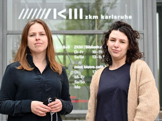 Alina Bukina (r) und Tatiana Kochubinska, ukrainische Stipendiatinnen beim Zentrum für Kunst und Medien (ZKM), aufgenommen vor dem ZKM.
