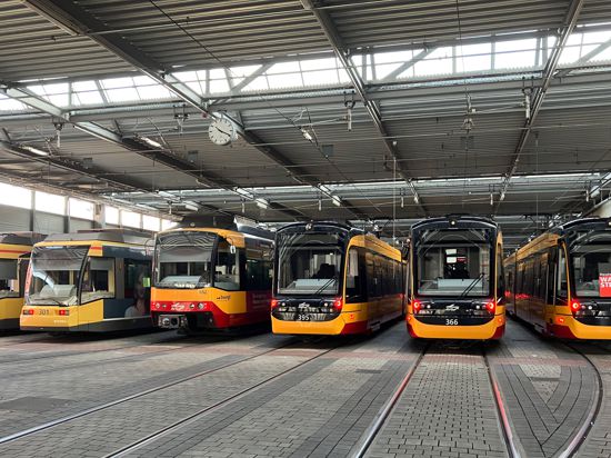 Trambahnen der Verkehrsbetriebe Karlsruhe stehen im Depot.