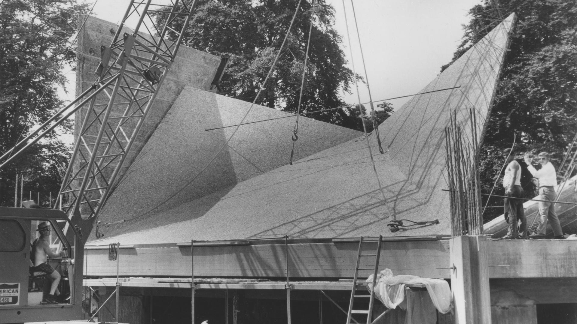 Im August 1969 wurden die je 40 Tonnen schweren Fassadenelemente für den sechseckigen Sakralbau montiert.