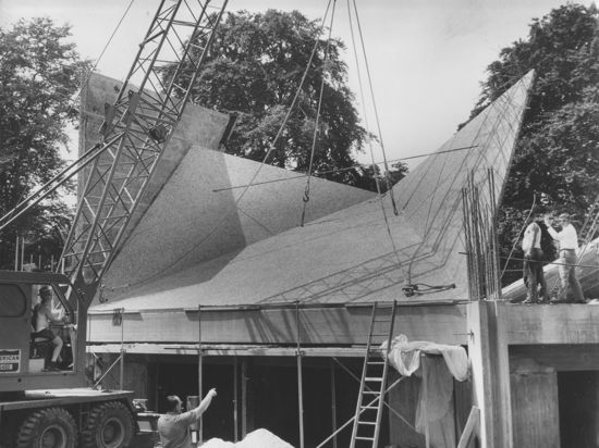 Im August 1969 werden die je 40 Tonnen schweren Fassadenelemente für den sechseckigen Sakralbau montiert.