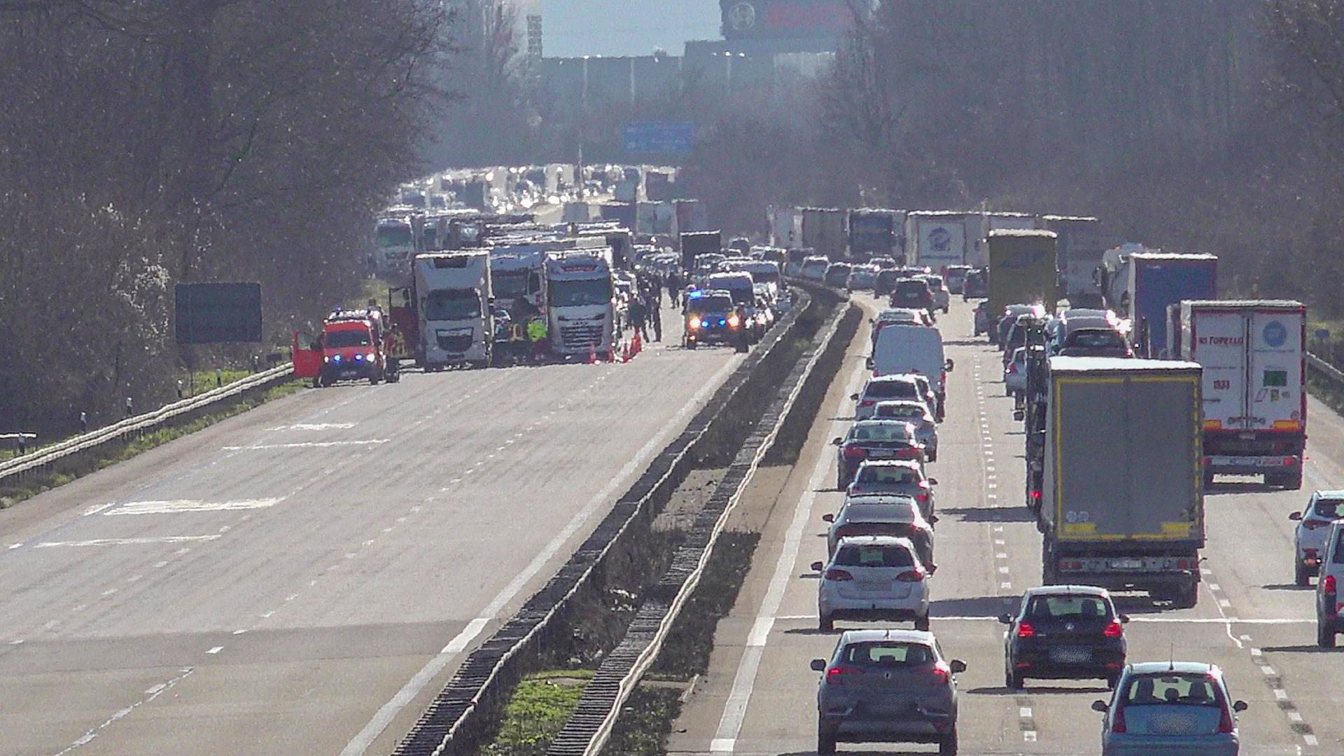 Bei dem Unfall auf der A5 zwischen Karlsruhe und Bruchsal ist nach Angaben der Polizei eine Person gestorben.