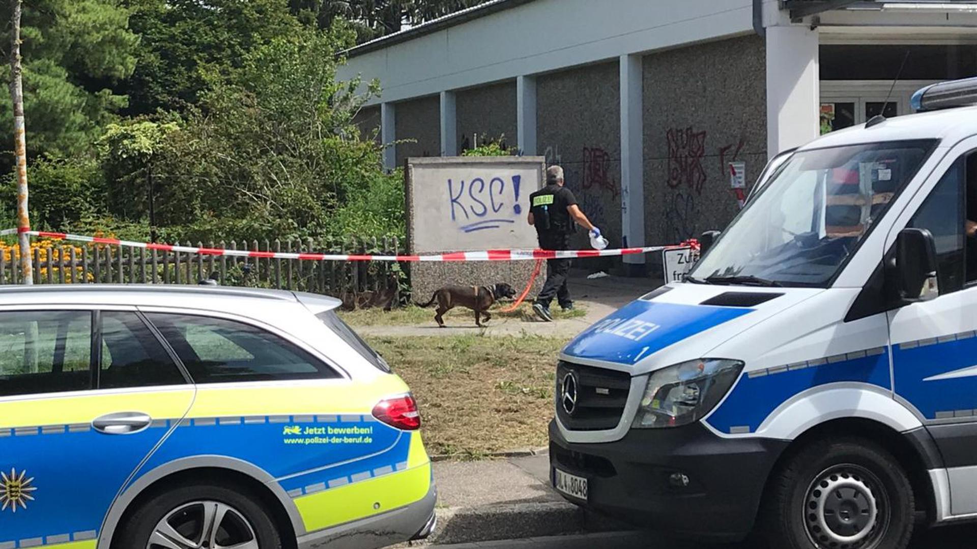 Die Polizei setzte am Mittwochmorgen auf einen Spürhund am Tatort in Karlsruhe. 