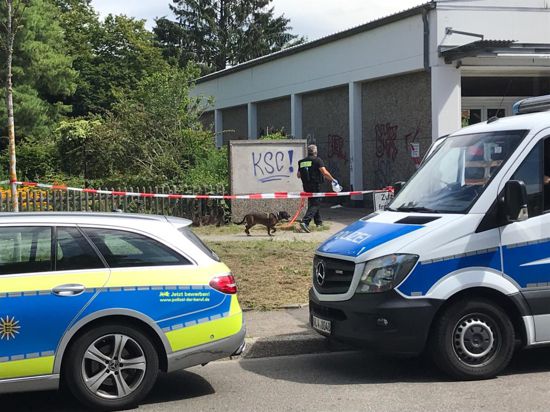 Die Polizei setzte am Mittwochmorgen auf einen Spürhund am Tatort in Karlsruhe. 