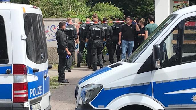Am Tatort in der Karlsruher Hardtwaldsiedlung waren am Mittwochmorgen viele Polizisten im Einsatz.